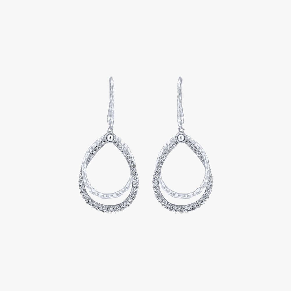 18K gold chain necklace with a delicate and timeless design.